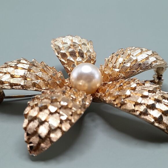 Vintage BSK Flower Brooch, Pin Gold Tone 2.5", Faux Pearl - Picture 10 of 10